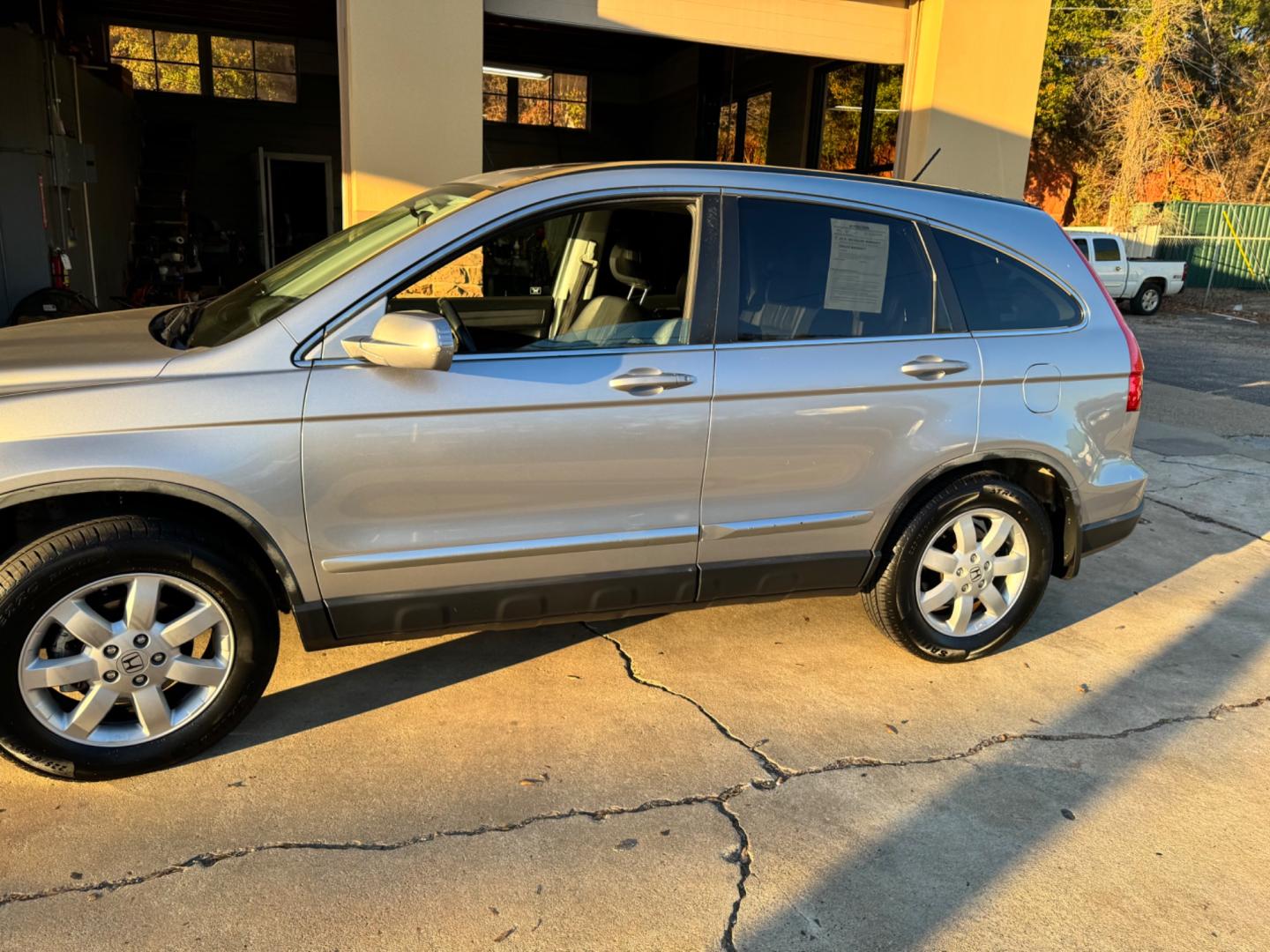 2007 Gray Honda CR-V EX-L 2WD AT (JHLRE38727C) with an 2.4L L4 DOHC 16V engine, 5-Speed Automatic Overdrive transmission, located at 307 West Marshall Avenue, Longview, TX, 75601, (903) 753-3091, 32.500828, -94.742577 - Photo#1